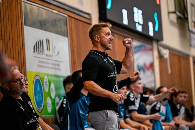 Ein Trainer von SV Salamander Kornwestheim steht mit geballter Faust und offenem Mund an der Seitenlinie und feuert seine Mannschaft lautstark an. Im Hintergrund sitzen Auswechselspieler auf der Bank und verfolgen das Spielgeschehen in der Sporthalle Ost Kornwestheim. Trainer von SV Salamander Kornwestheim feuert sein Team an der Seitenlinie an *** A coach from SV Salamander Kornwestheim stands on the sidelines with his fist clenched and his mouth open, loudly cheering on his team. In the background, substitutes sit on the bench and watch the game unfold at the Sporthalle Ost Kornwestheim. A coach from SV Salamander Kornwestheim cheers on his team from the sideline Copyright: xspeedshotx xDorianfrickx