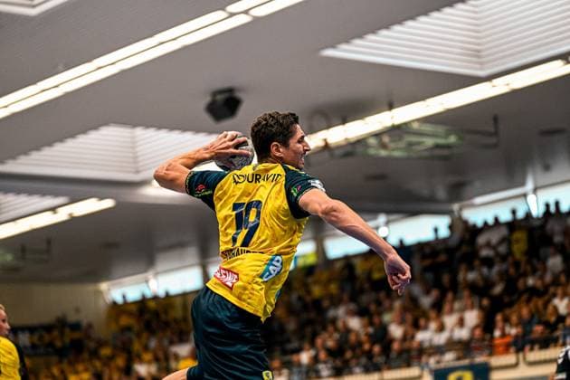 Marius Steinhauser ( 19; Rhein Neckar Löwen) holt mit dem Ball in der Hand zum Wurf aus und dreht sich dabei zur Seite. Im Hintergrund ist die gut gefüllte Tribüne der Sporthalle Ost Kornwestheim zu sehen. Marius Steinhauser ( 19; Rhein Neckar Löwen) beim Wurfansatz *** Marius Steinhauser, No. 19 of the Rhein Neckar Löwen, winds up to shoot with the ball in his hand, turning to the side as he does so. In the background, the well-filled stands of the Sporthalle Ost Kornwestheim can be seen. Marius Steinhauser, No. 19 of the Rhein Neckar Löwen, preparing to shoot Copyright: xspeedshotx xDorianfrickx