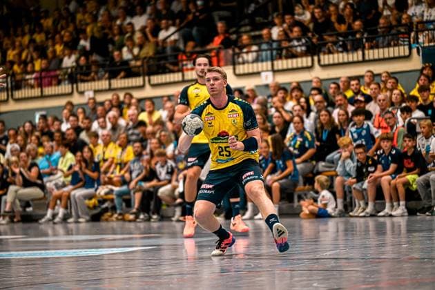 Haukur Thrastarson ( 25; Rhein Neckar Löwen) läuft mit dem Ball in der Hand dynamisch in Richtung Tor, im Hintergrund ist ein weiterer Löwen-Spieler zu sehen. Die Sporthalle Ost Kornwestheim ist mit zahlreichen Zuschauern gefüllt. Haukur Thrastarson ( 25; Rhein Neckar Löwen) mit Ball im Angriff *** Haukur Thrastarson, No. 25 of the Rhein Neckar Löwen, runs dynamically toward the goal with the ball in his hand; another Löwen player can be seen in the background. The Sporthalle Ost Kornwestheim is filled with numerous spectators. Haukur Thrastarson, No. 25 of the Rhein Neckar Löwen, attacks with the ball. Copyright: xspeedshotx xDorianfrickx