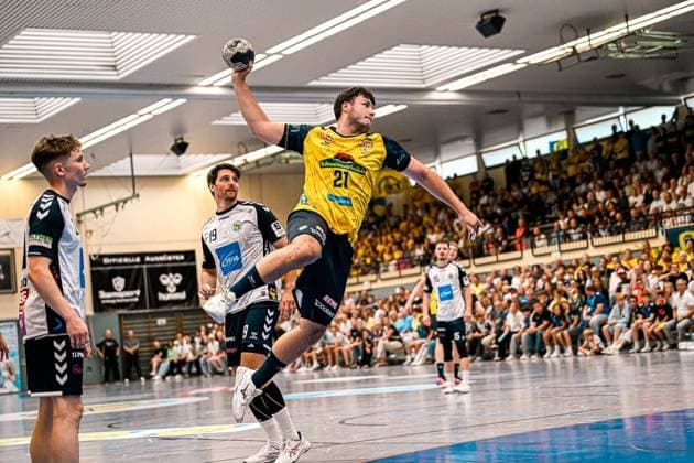 Aron Seesing ( 21; Rhein Neckar Löwen) springt hoch und zieht zum Wurf ab, während Spieler von SV Salamander Kornwestheim versuchen, den Abschluss zu stören. Die Sporthalle Ost Kornwestheim ist mit zahlreichen Zuschauern gefüllt. Aron Seesing ( 21; Rhein Neckar Löwen) beim Sprungwurf in Kornwestheim *** Aron Seesing, No. 21 of the Rhein Neckar Löwen, jumps high and takes a shot while players from SV Salamander Kornwestheim try to block the shot. The Sporthalle Ost Kornwestheim is packed with spectators. Aron Seesing, No. 21 of the Rhein Neckar Löwen, takes a jump shot in Kornwestheim. Copyright: xspeedshotx xDorianfrickx