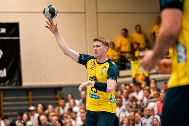 Haukur Thrastarson ( 25; Rhein Neckar Löwen) streckt den Ball hoch in die Wurfposition und bereitet einen Angriff in der Sporthalle Ost Kornwestheim vor. Im Hintergrund verfolgen zahlreiche Zuschauer das Spiel gegen den SV Salamander Kornwestheim. Haukur Thrastarson ( 25; Rhein Neckar Löwen) beim Wurfansatz *** Haukur Thrastarson, No. 25 of the Rhein Neckar Löwen, raises the ball high into shooting position and sets up an attack at the Sporthalle Ost in Kornwestheim. In the background, numerous spectators watch the game against SV Salamander Kornwestheim. Haukur Thrastarson, No. 25 of the Rhein Neckar Löwen, prepares to shoot. Copyright: xspeedshotx xDorianfrickx