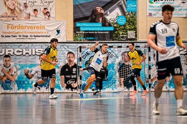 Aron Seesing ( 21; Rhein Neckar Löwen) läuft in Wurfposition und zeigt mit dem Finger, während Robert Timmermeister ( 7; Rhein Neckar Löwen) im Hintergrund mitläuft. Finn Joneleit ( 69; SV Salamander Kornwestheim) ist rechts im Vordergrund angeschnitten zu sehen. Aron Seesing ( 21; Rhein Neckar Löwen) und Robert Timmermeister ( 7; Rhein Neckar Löwen) im Spielzug *** Aron Seesing, No. 21 of the Rhein Neckar Löwen, is running into a shooting position and pointing with his finger, while Robert Timmermeister 7 of the Rhein Neckar Löwen runs alongside him in the background; Finn Joneleit 69 of SV Salamander Kornwestheim is partially visible in the foreground on the right; Aron Seesing 21 of the Rhein Neckar Löwen and Robert Timmermeister 7 of the Rhein Neckar Löwen are in the middle of the play Copyright: xspeedshotx xDorianfrickx