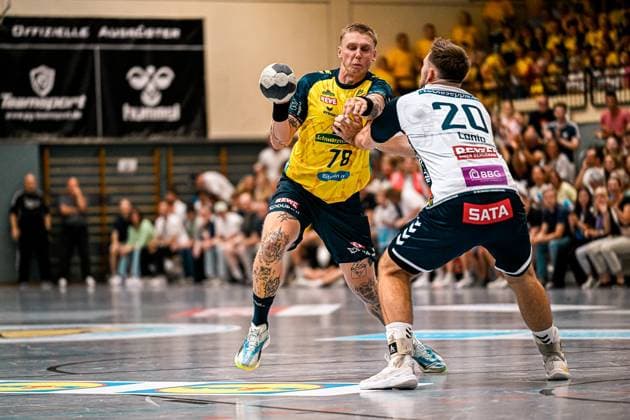 Edwin Aspenbäck ( 78; Rhein Neckar Löwen) springt mit dem Ball in der Hand ab und zieht zum Wurf hoch, während Moritz Lanig ( 20; SV Salamander Kornwestheim) von der Seite blockiert. Die Sporthalle Ost Kornwestheim ist mit Zuschauern gefüllt. Edwin Aspenbäck ( 78; Rhein Neckar Löwen) im Sprungwurf gegen Moritz Lanig ( 20; SV Salamander Kornwestheim) *** Edwin Aspenbäck, No. 78 of the Rhein Neckar Löwen, jumps off the ground with the ball in his hand and rises to take a shot, while Moritz Lanig 20 of SV Salamander Kornwestheim blocks him from the side. The Sporthalle Ost Kornwestheim is packed with spectators. Edwin Aspenbäck 78 of the Rhein Neckar Löwen attempts a jump shot against Moritz Lanig 20 of SV Salamander Kornwestheim. Copyright: xspeedshotx xDorianfrickx