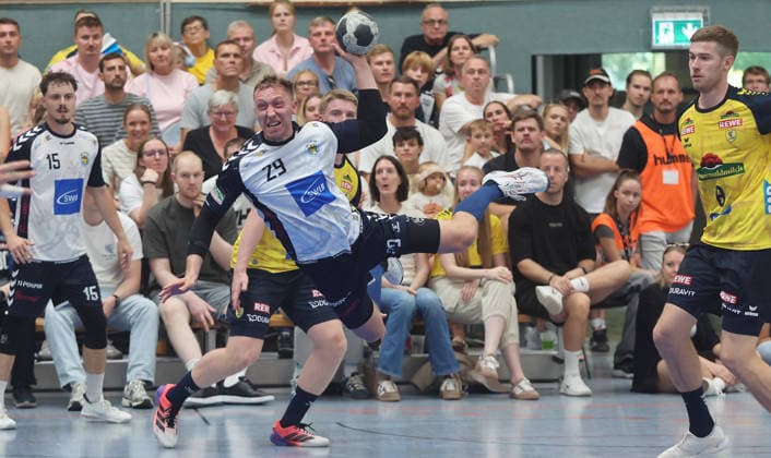 Kornwestheim , Handball DHB Pokale Runde 1 , SV Salamander Kornwestheim vs. Rhein-Neckar Löwen , von links: Jan Döll( Kornwestheim ) Tim Nothdurft ( RNL ) *** Kornwestheim, DHB Handball Cup, Round 1, SV Salamander Kornwestheim vs. Rhein-Neckar Löwen, from left: Jan Döll (Kornwestheim), Tim Nothdurft (RNL)