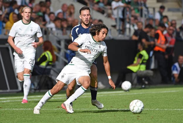 23.08.2026, xhbx, Fussball DFB Pokal 1.Runde, TSV Schott Mainz - Borussia Mönchengladbach v.l. Wael Mohya (Borussia Mönchengladbach), Silas Schwarz (TSV Schott Mainz) Mainz *** August 23, 2026, xhbx, Soccer DFB Cup First Round, TSV Schott Mainz vs. Borussia Mönchengladbach, Wael Mohya (Borussia Mönchengladbach), Silas Schwarz (TSV Schott Mainz), Mainz