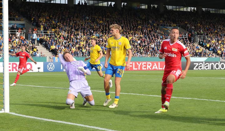 Marin Ljubicic erzielt das Tor zum 2:3 Fußball Fussball DFB Pokal 1. Runde Saison 2026 2027 23.08.2026 Eintracht Braunschweig BTSV vs. 1.FC Union Berlin FCU DFL regulations prohibit any use of photographs as image sequences and or quasi-video *** Marin Ljubicic scores the goal in the 2-3 soccer match, DFB Cup First Round, 2026-2027 season, August 23, 2026: Eintracht Braunschweig (BTSV) vs. 1. FC Union Berlin (FCU). DFL regulations prohibit any use of photographs as image sequences and or quasi-video