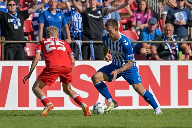 Mateusz Zukowski (1. FC Magdeburg, 22) am Ball vor Rico Wuttke (Bahlinger SC, 25) GER, Bahlinger SC vs 1. FC Magdeburg, Fussball, DFB-Pokal, 1. Hauptrunde, Saison 2026 2027, 23.08.2026 DFB REGULATIONS PROHIBIT ANY USE OF PHOTOGRAPHS AS IMAGE SEQUENCES AND OR QUASI-VIDEO GER, Bahlinger SC vs 1. FC Magdeburg, Fussball, DFB-Pokal, 1. Hauptrunde, Saison 2026 2027, 23.08.2026 Bahlingen *** Mateusz Zukowski, 1 FC Magdeburg, 22, in possession of the ball in front of Rico Wuttke, Bahlinger SC, 25, GER, Bahlinger SC vs. 1 FC Magdeburg, Soccer, DFB Cup, 1st Round, 2026–2027 Season, August 23, 2026 DFB regulations prohibit any use of photographs as image sequences and or quasi-video GER, Bahlinger SC vs. 1 FC Magdeburg, soccer, DFB Cup, 1st Main Round, 2026–2027 Season, August 23, 2026, Bahlingen Copyright: xEibner-Pressefotox EP_THS