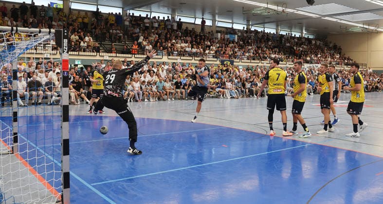 Kornwestheim , Handball DHB Pokale Runde 1 , SV Salamander Kornwestheim vs. Rhein-Neckar Löwen , Überischt Sporthalle Ost , von links: Daniel Späth ( RNL ) Maximilian Keil ( Kornwestheim ) *** Kornwestheim, DHB Handball Cup, Round 1, SV Salamander Kornwestheim vs. Rhein-Neckar Löwen, Overview of Sporthalle Ost, from left: Daniel Späth (RNL), Maximilian Keil (Kornwestheim)