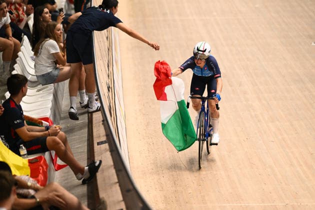 2026 UCI Junior Track World Championships Picture by Mathew Wells SWpix.com - 23 08 2026 - Cycling - 2026 UCI Junior Track World Championships - Heusden-Zolder, Flanders, Belgium - Women Madison Final - Agata Campana and Matilde Rossignoli of Italy wisn the Gold Medal Copyright: x xSWpix.comx(t axPhotographyxHubxLtd)xMathewxWells SWpix.comx SWP-3030-19264