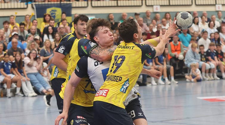 Kornwestheim , Handball DHB Pokale Runde 1 , SV Salamander Kornwestheim vs. Rhein-Neckar Löwen , von links: Finn Joneleit ( Kornwestheim ) Marius Steinhauser ( RNL ) *** Kornwestheim, DHB Handball Cup, Round 1, SV Salamander Kornwestheim vs. Rhein Neckar Löwen, from left: Finn Joneleit (Kornwestheim), Marius Steinhauser (RNL)