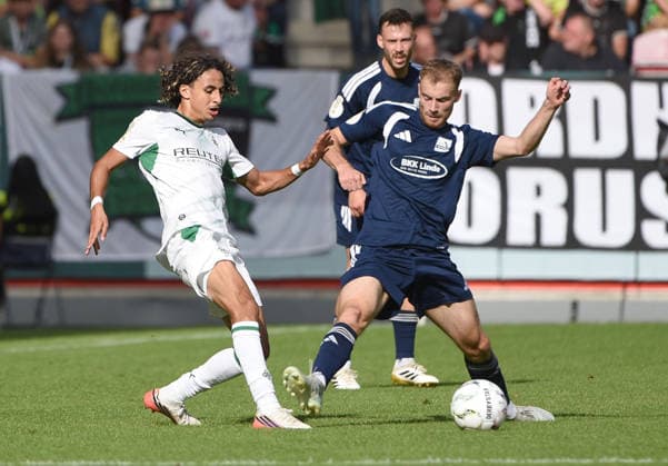 23.08.2026, xhbx, Fussball DFB Pokal 1.Runde, TSV Schott Mainz - Borussia Mönchengladbach v.l. Wael Mohya (Borussia Mönchengladbach), Daniel Rudi (TSV Schott Mainz) Mainz *** August 23, 2026, xhbx, Soccer DFB Cup 1st Round, TSV Schott Mainz vs. Borussia Mönchengladbach, Wael Mohya (Borussia Mönchengladbach), Daniel Rudi (TSV Schott Mainz), Mainz