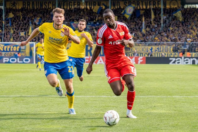 Deutschland: Fussball DFB-Pokal, 1. Runde 2026 2027, Eintracht Braunschweig - 1. FC Union Berlin am 23.08.2026 in Braunschweig (Eintracht-Stadion): Ilyas Ansah (1. FC Union Berlin, 10) am Ball Vorarbeit zum 2:3 Marin Ljubicic (1. FC Union Berlin, 27) *** German Soccer DFB Cup, First Round 2026–2027, Eintracht Braunschweig vs. 1. FC Union Berlin on August 23, 2026, at Eintracht Braunschweig Stadium in Braunschweig; Ilyas Ansah (1. FC Union Berlin) with the ball, assist for the 2-3 goal by Marin Ljubicic (1. FC Union Berlin), 27 Copyright: xSvenxHeidmannx
