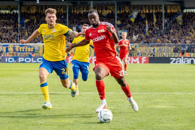 Deutschland: Fussball DFB-Pokal, 1. Runde 2026 2027, Eintracht Braunschweig - 1. FC Union Berlin am 23.08.2026 in Braunschweig (Eintracht-Stadion): Ilyas Ansah (1. FC Union Berlin, 10) am Ball Vorarbeit zum 2:3 Marin Ljubicic (1. FC Union Berlin, 27) *** German Soccer DFB Cup, First Round 2026–2027, Eintracht Braunschweig vs. 1. FC Union Berlin on August 23, 2026, at Eintracht Braunschweig Stadium in Braunschweig; Ilyas Ansah (1. FC Union Berlin) with the ball, assist for the 2-3 goal by Marin Ljubicic (1. FC Union Berlin), 27 Copyright: xSvenxHeidmannx