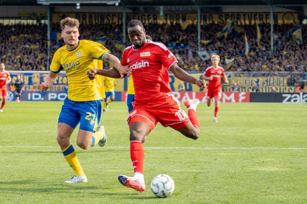 Deutschland: Fussball DFB-Pokal, 1. Runde 2026 2027, Eintracht Braunschweig - 1. FC Union Berlin am 23.08.2026 in Braunschweig (Eintracht-Stadion): Ilyas Ansah (1. FC Union Berlin, 10) am Ball Vorarbeit zum 2:3 Marin Ljubicic (1. FC Union Berlin, 27) *** German Soccer DFB Cup, First Round 2026–2027, Eintracht Braunschweig vs. 1. FC Union Berlin on August 23, 2026, at Eintracht Braunschweig Stadium in Braunschweig; Ilyas Ansah (1. FC Union Berlin) with the ball, assist for the 2-3 goal by Marin Ljubicic (1. FC Union Berlin), 27 Copyright: xSvenxHeidmannx