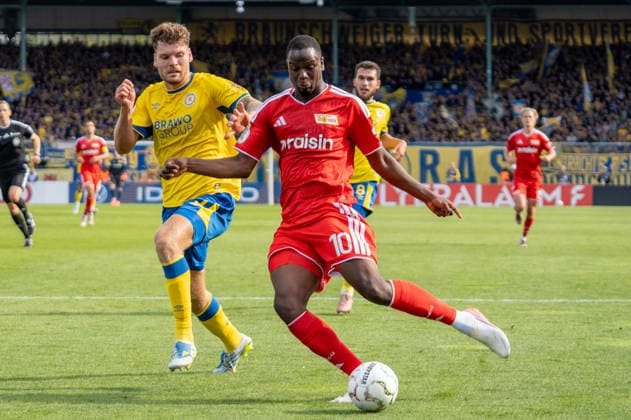 Deutschland: Fussball DFB-Pokal, 1. Runde 2026 2027, Eintracht Braunschweig - 1. FC Union Berlin am 23.08.2026 in Braunschweig (Eintracht-Stadion): Ilyas Ansah (1. FC Union Berlin, 10) am Ball Vorarbeit zum 2:3 Marin Ljubicic (1. FC Union Berlin, 27) *** German Soccer DFB Cup, First Round 2026–2027, Eintracht Braunschweig vs. 1. FC Union Berlin on August 23, 2026, at Eintracht Braunschweig Stadium in Braunschweig; Ilyas Ansah (1. FC Union Berlin) with the ball, assist for the 2-3 goal by Marin Ljubicic (1. FC Union Berlin), 27 Copyright: xSvenxHeidmannx