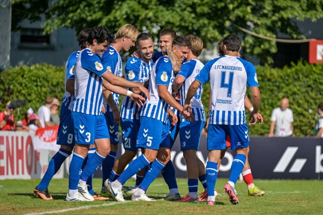 Jubel zum Tor zum 0:4 durch Falko Michel (1. FC Magdeburg, 21) mit Anselmo Garcia Mac Nulty (1. FC Magdeburg, 03), Magnus Baars (1. FC Magdeburg, 35), Eldin Dzogovic (1. FC Magdeburg, 04), Roko Simic (1. FC Magdeburg, 09) GER, Bahlinger SC vs 1. FC Magdeburg, Fussball, DFB-Pokal, 1. Hauptrunde, Saison 2026 2027, 23.08.2026 DFB REGULATIONS PROHIBIT ANY USE OF PHOTOGRAPHS AS IMAGE SEQUENCES AND OR QUASI-VIDEO GER, Bahlinger SC vs 1. FC Magdeburg, Fussball, DFB-Pokal, 1. Hauptrunde, Saison 2026 2027, 23.08.2026 Bahlingen *** Celebration after Falko Michel s goal to make it 0–4 for 1 FC Magdeburg, 21 with Anselmo Garcia Mac Nulty of 1 FC Magdeburg, 03, Magnus Baars of 1 FC Magdeburg, 35, Eldin Dzogovic of 1 FC Magdeburg, 04, Roko Simic 1 FC Magdeburg, 09 GER, Bahlinger SC vs. 1 FC Magdeburg, Soccer, DFB Cup, 1st Round, 2026–2027 Season, August 23, 2026 DFB regulations prohibit any use of photographs as image sequences and or quasi-video GER, Bahlinger SC vs. 1 FC Magdeburg, soccer, DFB Cup, 1st Round, 2026–2027 Season, August 23, 2026, Bahlingen Copyright: xEibner-Pressefotox EP_THS