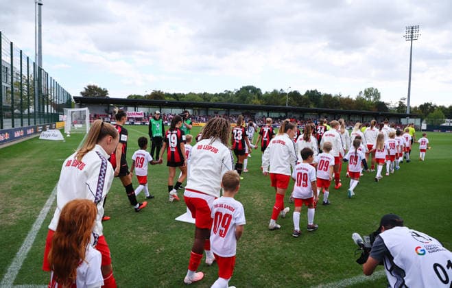 RB Leipzig - Leverkusen Bundesliga Frauen Leipzig, 23.08.2026, RB Trainingszentrum, Fußball, Frauen Bundesliga, Spieltag 1 , RB LEIPZIG vs. BAYER 04 LEVERKUSEN , Im Bild: Auflaufen der Mannschaften , *** RB Leipzig vs. Leverkusen, Women s Bundesliga, Leipzig, August 23, 2026, RB Training Center, Soccer, Women s Bundesliga, Matchday 1, RB LEIPZIG vs. BAYER 04 LEVERKUSEN, Pictured: The teams taking the field, Picture Point