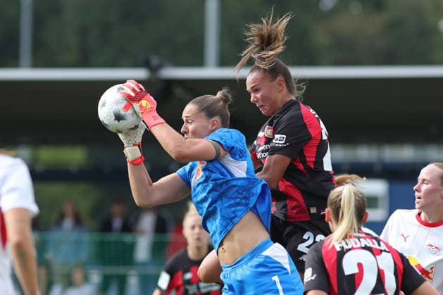 Google Pixel Frauen-Bundesliga, RB Leipzig - Bayer Leverkusen; 23.08.2026 Torwart Elvira Herzog (1, RB Leipzig) hält den Ball vor Maja Sternad (23, Bayer Leverkusen). Fußball, Google Pixel Frauen-Bundesliga, Saison 2026 2027, 1. Spieltag: RB Leipzig vs. Bayer 04 Leverkusen am 23.08.2026, Trainingszentrum Cottaweg, Leipzig. DFB REGULATIONS PROHIBIT ANY USE OF PHOTOGRAPHS AS IMAGE SEQUENCES AND OR QUASI-VIDEO. *** Google Pixel Women s Bundesliga, RB Leipzig vs. Bayer Leverkusen, August 23, 2026; Goaltender Elvira Herzog 1, RB Leipzig blocks the ball in front of Maja Sternad 23, Bayer Leverkusen Soccer, Google Pixel Women s Bundesliga, 2026–2027 Season, Matchday 1: RB Leipzig vs. Bayer 04 Leverkusen on August 23, 2026, Cottaweg Training Center, Leipzig. DFB regulations prohibit any use of photographs as image sequences and or quasi-video. Copyright: xBEAUTIFULxSPORTS JanxKaeferx