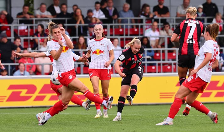RB Leipzig - Leverkusen Bundesliga Frauen Leipzig, 23.08.2026, RB Trainingszentrum, Fußball, Frauen Bundesliga, Spieltag 1 , RB LEIPZIG vs. BAYER 04 LEVERKUSEN , Torchance für Leverkusen. Im Bild v.l.: Sandra Starke (13, Leipzig), Zenia Mertens (4, Leipzig) und Vanessa Fudalla (21, Leverkusen) , *** RB Leipzig vs. Leverkusen, Women s Bundesliga, Leipzig, August 23, 2026, RB Training Center, Soccer, Women s Bundesliga, Matchday 1, RB LEIPZIG vs. BAYER 04 LEVERKUSEN, Scoring chance for Leverkusen. Pictured, from left: Sandra Starke (13), Leipzig; Zenia Mertens (4), Leipzig; and Vanessa Fudalla (21), Leverkusen, Picture Point