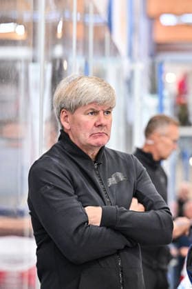 Dolomitencup 2026; Eisbären Berlin - Augsburger Panther; 23.08.2026 NEUMARKT, ITALY - 23. AUGUST: im Bild Bill PETERS Headcoach Augsburger Panther Einzelfoto Freisteller während dem Testspiel zwischen den Eisbären Berlin und den Augsburger Panthern beim Dolomitencup in der Würth Arena Neumarkt *** Dolomites Cup 2026 Eisbären Berlin vs. Augsburger Panther August 23, 2026 NEUMARKT, ITALY, August 23. Pictured: Bill PETERS, head coach of the Augsburger Panther, in a solo photo taken during the exhibition game between the Eisbären Berlin and the Augsburger Panther at the Dolomiten Cup in the Würth Arena in Neumarkt. Copyright: xBEAUTIFULxSPORTS Goldbergx