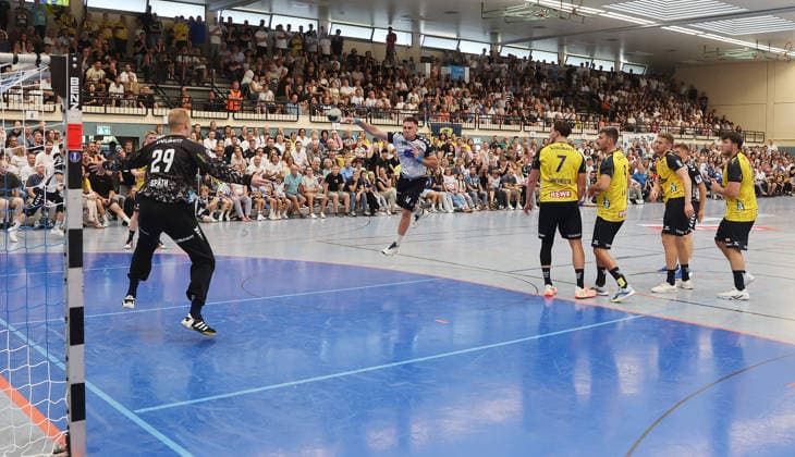 Kornwestheim , Handball DHB Pokale Runde 1 , SV Salamander Kornwestheim vs. Rhein-Neckar Löwen , von links: Daniel Späth ( RNL ) Maximilian Keil ( Kornwestheim ) , Überischt Sporthalle Ost mit extra Tribüne *** Kornwestheim, DHB Handball Cup, Round 1, SV Salamander Kornwestheim vs. Rhein-Neckar Löwen; from left: Daniel Späth (RNL) and Maximilian Keil (Kornwestheim); overview of the Ost Sports Hall with an additional bleacher section