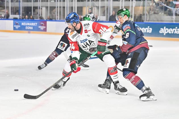 Dolomitencup 2026; Eisbären Berlin - Augsburger Panther; 23.08.2026 NEUMARKT, ITALY - 23. AUGUST: im Duell Trevor PARKES (Augsburger Panther 84) und Kai WISSMANN (Eisbären Berlin 6) während dem Testspiel zwischen den Eisbären Berlin und den Augsburger Panthern beim Dolomitencup in der Würth Arena Neumarkt *** Dolomites Cup 2026 Eisbären Berlin vs. Augsburger Panther August 23, 2026 NEUMARKT, ITALY, August 23, featuring Trevor Parkes (Augsburger Panther, No. 84) and Kai Wissmann (Eisbären Berlin, No. 6) during the exhibition game between the Eisbären Berlin and the Augsburger Panther at the Dolomiten Cup in the Würth Arena in Neumarkt Copyright: xBEAUTIFULxSPORTS Goldbergx