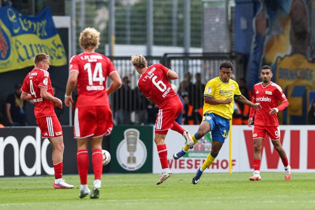 Arlet Junior Ze (Eintracht Braunschweig,19) gegen Aljoscha Kemlein (1. FC Union Berlin,6) - 1. Hauptrunde DFB Pokal Saison 2026-2027 Eintracht Braunschweig vs. 1. FC Union Berlin im Eintracht Stadion in Braunschweig - Aktion,Fußball,Mann,Männer,Deutschland,23.08.2026 *** Arlet Junior of Eintracht Braunschweig, 19, vs. Aljoscha Kemlein of 1. FC Union Berlin, 6, 1st round of the DFB Cup, 2026–2027 season: Eintracht Braunschweig vs. 1. FC Union Berlin at the Eintracht Stadium in Braunschweig. Action, soccer, man,Men, Germany, August 23, 2026