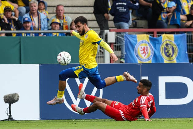 Mehmet Aydin (Eintracht Braunschweig,8) gegen Livan Burcu (1. FC Union Berlin,9) - 1. Hauptrunde DFB Pokal Saison 2026-2027 Eintracht Braunschweig vs. 1. FC Union Berlin im Eintracht Stadion in Braunschweig - Aktion,Fußball,Mann,Männer,Deutschland,23.08.2026 *** Mehmet Aydin (Eintracht Braunschweig, 8) vs. Livan Burcu (1. FC Union Berlin, 9) – First Round of the DFB Cup, 2026–2027 Season: Eintracht Braunschweig vs. 1. FC Union Berlin at the Eintracht Stadium in Braunschweig. Action, soccer, man,Men, Germany, August 23, 2026