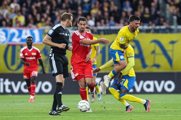 Rani Khedira (1. FC Union Berlin,8) gegen Samuele Di Benedetto (Eintracht Braunschweig,10) - 1. Hauptrunde DFB Pokal Saison 2026-2027 Eintracht Braunschweig vs. 1. FC Union Berlin im Eintracht Stadion in Braunschweig - Aktion,Fußball,Mann,Männer,Deutschland,23.08.2026 *** Rani Khedira (1. FC Union Berlin), 8, vs. Samuele Di Benedetto (Eintracht Braunschweig), 10, 1st Round of the DFB Cup, 2026–2027 Season, Eintracht Braunschweig vs. 1. FC Union Berlin at Eintracht Stadium in Braunschweig; Action, Soccer,man, men, Germany, August 23, 2026