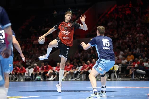 Rick Harder ( 40; MTV Braunschweig) zieht in der Volkswagen Halle Braunschweig zum Sprungwurf hoch und hält den Ball in der Wurfhand. Dominik Axmann ( 15; HSV Hamburg) versucht den Wurf zu blocken. Rick Harder ( 40; MTV Braunschweig) im Sprungwurf gegen Dominik Axmann ( 15; HSV Hamburg) *** Rick Harder (40, MTV Braunschweig) jumps for a shot at the Volkswagen Halle in Braunschweig, holding the ball in his shooting hand, while Dominik Axmann (15, HSV Hamburg) tries to block the shot. Rick Harder (40, MTV Braunschweig) takes a jump shot against Dominik Axmann (15, HSV Hamburg). Copyright: xspeedshotx
