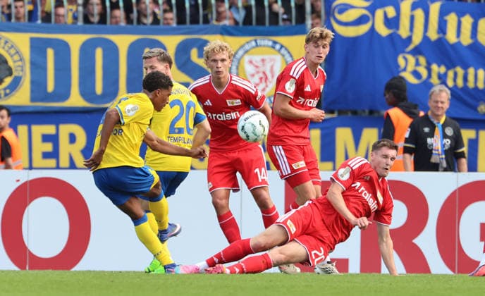 Junior Ze schießt, Michel Aebischer Zweikampf Spielszene Aktion Fußball Fussball DFB Pokal 1. Runde Saison 2026 2027 23.08.2026 Eintracht Braunschweig BTSV vs. 1.FC Union Berlin FCU DFL regulations prohibit any use of photographs as image sequences and or quasi-video *** Junior Ze takes a shot, Michel Aebischer, tackle, game scene, action, sports, soccer, DFB Cup, 1st round, 2026–2027 season, August 23, 2026, Eintracht Braunschweig (BTSV) vs. 1. FC Union Berlin (FCU). DFL regulations prohibit any use of photographs as image sequences and or quasi-video