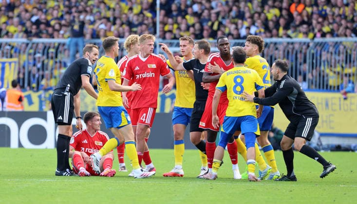 Rudelbildung nach Zweikampf Michel Aebischer, Mehmet Aydin Fußball Fussball DFB Pokal 1. Runde Saison 2026 2027 23.08.2026 Eintracht Braunschweig BTSV vs. 1.FC Union Berlin FCU DFL regulations prohibit any use of photographs as image sequences and or quasi-video *** A scuffle broke out after a tackle by Michel Aebischer, Mehmet Aydin Sports Soccer DFB Cup First Round 2026–2027 Season August 23, 2026 Eintracht Braunschweig BTSV vs. 1. FC Union Berlin FCU DFL regulations prohibit any use of photographs as image sequences and or quasi-video