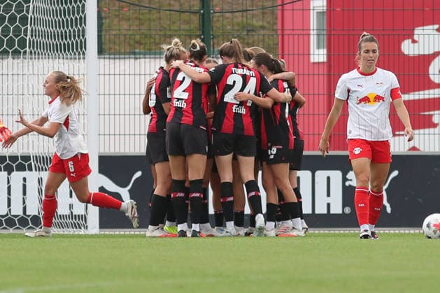 Google Pixel Frauen-Bundesliga, RB Leipzig - Bayer Leverkusen; 23.08.2026 Das Team von Bayer Leverkusen jubelt über das Tor zur 0:1-Führung. Fußball, Google Pixel Frauen-Bundesliga, Saison 2026 2027, 1. Spieltag: RB Leipzig vs. Bayer 04 Leverkusen am 23.08.2026, Trainingszentrum Cottaweg, Leipzig. DFB REGULATIONS PROHIBIT ANY USE OF PHOTOGRAPHS AS IMAGE SEQUENCES AND OR QUASI-VIDEO. *** Google Pixel Women s Bundesliga, RB Leipzig vs. Bayer Leverkusen, August 23, 2026. The Bayer Leverkusen team celebrates the goal that gave them a 0–1 lead. Soccer, Google Pixel Women s Bundesliga, 2026–2027 season, Matchday 1: RB Leipzig vs. Bayer 04 Leverkusen on August 23, 2026, Cottaweg Training Center, Leipzig. DFB regulations prohibit any use of photographs as image sequences and or quasi-video. Copyright: xBEAUTIFULxSPORTS JanxKaeferx