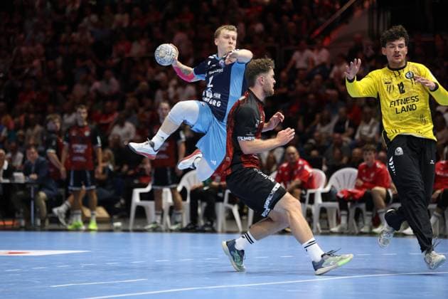 Toma Gadza ( 2; HSV Hamburg) zieht in der Volkswagen Halle Braunschweig spektakulär ab und überwindet dabei einen Abwehrspieler von MTV Braunschweig. Timon Serbest ( 12; MTV Braunschweig) beobachtet die Szene als Torwart aus dem Hintergrund. Toma Gadza ( 2; HSV Hamburg) springt zum Wurf gegen MTV Braunschweig *** Toma Gadza 2: HSV Hamburg puts on a spectacular show at the Volkswagen Halle in Braunschweig, getting past an MTV Braunschweig defender. Timon Serbest 12: MTV Braunschweig watches the action from the background as the goalkeeper. Toma Gadza 2: HSV Hamburg jumps to take a shot against MTV Braunschweig Copyright: xspeedshotx