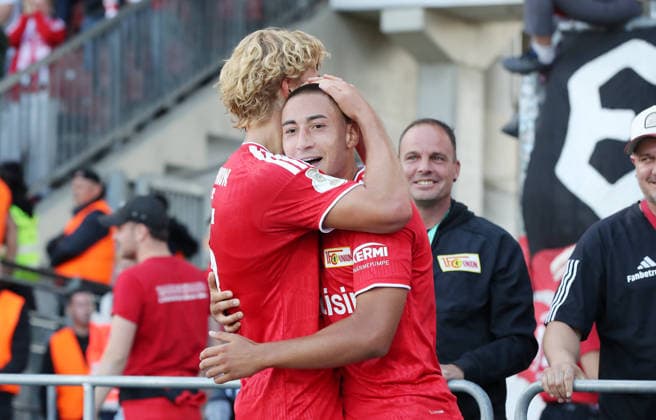 Tom Rothe, Marin Ljubicic, Union Mannschaft jubelt und feiert den 4:2 Sieg Fußball Fussball DFB Pokal 1. Runde Saison 2026 2027 23.08.2026 Eintracht Braunschweig BTSV vs. 1.FC Union Berlin FCU DFL regulations prohibit any use of photographs as image sequences and or quasi-video *** Tom Rothe, Marin Ljubicic, Union team cheers and celebrates the 4–2 victory. Sports, Soccer, DFB Cup, First Round, 2026–2027 Season, August 23, 2026, Eintracht Braunschweig (BTSV) vs. 1. FC Union Berlin (FCU). DFL regulations prohibit any use of photographs as image sequences and or quasi-video