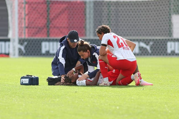Google Pixel Frauen-Bundesliga, RB Leipzig - Bayer Leverkusen; 23.08.2026 Delice Boboy (17, RB Leipzig) liegt nach einem Foul mit Schmerzen am Boden und muss behandelt werden, Emanuela Pfister (20, RB Leipzig) leisten Beistand. Fußball, Google Pixel Frauen-Bundesliga, Saison 2026 2027, 1. Spieltag: RB Leipzig vs. Bayer 04 Leverkusen am 23.08.2026, Trainingszentrum Cottaweg, Leipzig. DFB REGULATIONS PROHIBIT ANY USE OF PHOTOGRAPHS AS IMAGE SEQUENCES AND OR QUASI-VIDEO. *** Google Pixel Women s Bundesliga, RB Leipzig vs. Bayer Leverkusen, August 23, 2026, Delice Boboy 17, RB Leipzig player is on the ground in pain after a foul and needs medical attention; Emanuela Pfister, 20, RB Leipzig, provides assistance; Soccer, Google Pixel Women’s Bundesliga, 2026–2027 season, Matchday 1: RB Leipzig vs. Bayer 04 Leverkusen on August 23, 2026, Cottaweg Training Center, Leipzig. DFB regulations prohibit any use of photographs as image sequences and or quasi-video. Copyright: xBEAUTIFULxSPORTS JanxKaeferx