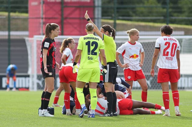 Google Pixel Frauen-Bundesliga, RB Leipzig - Bayer Leverkusen; 23.08.2026 Lilla Turanyi (24, Bayer Leverkusen) sieht nach einem Foul gegen Delice Boboy (17, RB Leipzig) die Gelbe Karte, Verwarnung. Fußball, Google Pixel Frauen-Bundesliga, Saison 2026 2027, 1. Spieltag: RB Leipzig vs. Bayer 04 Leverkusen am 23.08.2026, Trainingszentrum Cottaweg, Leipzig. DFB REGULATIONS PROHIBIT ANY USE OF PHOTOGRAPHS AS IMAGE SEQUENCES AND OR QUASI-VIDEO. *** Google Pixel Women s Bundesliga, RB Leipzig vs. Bayer Leverkusen, August 23, 2026—Lilla Turanyi, 24, of Bayer Leverkusen receives a yellow card after a foul on Delice Boboy, 17, RB Leipzig receives a yellow card, soccer caution, Google Pixel Women’s Bundesliga, 2026–2027 season, Matchday 1: RB Leipzig vs. Bayer 04 Leverkusen on August 23, 2026, Cottaweg Training Center, Leipzig. DFB regulations prohibit any use of photographs as image sequences and or quasi-video. Copyright: xBEAUTIFULxSPORTS JanxKaeferx