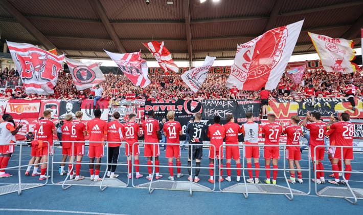 Union Mannschaft jubelt und feiert den 4:2 Sieg Fußball Fussball DFB Pokal 1. Runde Saison 2026 2027 23.08.2026 Eintracht Braunschweig BTSV vs. 1.FC Union Berlin FCU DFL regulations prohibit any use of photographs as image sequences and or quasi-video *** Union team cheers and celebrates the 4–2 victory. Sports, Soccer, DFB Cup, First Round, 2026–2027 Season, August 23, 2026: Eintracht Braunschweig (BTSV) vs. 1. FC Union Berlin (FCU). DFL regulations prohibit any use of photographs as image sequences and or quasi-video