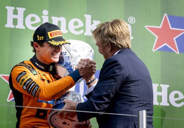 ZANDVOORT - Winner Lando Norris (McLaren) and King Willem-Alexander during the F1 Dutch Grand Prix at the Zandvoort Circuit. REMKO DE WAAL ANP xVIxANPxSportx xxANPxIVx 566111790 originalFilename: 566111790.jpg
