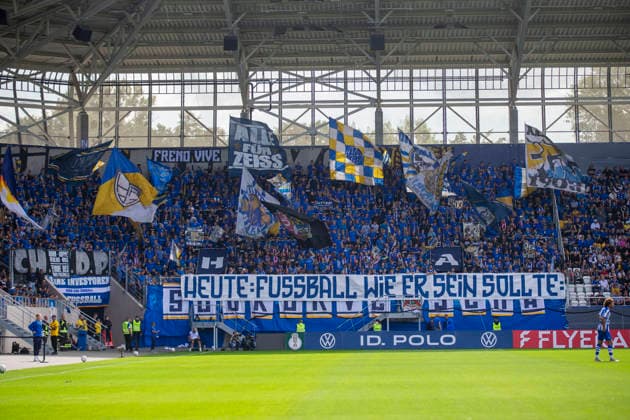 GER, Jena, Fussball, DFB-Pokal, 1. Hauptrunde, FC Carl-Zeiss Jena vs. SV Darmstadt 98 im Bild v.l.: Jenaer Ultras mit Anti DFB Gesaengen und Spruchbanner Heute Fussball wie er sein sollte 23.08.2026, Ernst Abbe Sportfeld Jena DFB REGULATIONS PROHIBIT ANY USE OF PHOTOGRAPHS AS IMAGE SEQUENCES AND OR QUASI-VIDEO, *** GER, Jena, Soccer, DFB Cup, 1st Round, FC Carl Zeiss Jena vs. SV Darmstadt 98. Pictured (from left): Jena ultras with anti-DFB chants and banners. Today: soccer as it should be. August 23, 2026, Ernst Abbe Sportfeld, Jena. DFB regulations prohibit any use of photographs as image sequences and or quasi-video, Copyright: HMBxMedia PaulxFritz