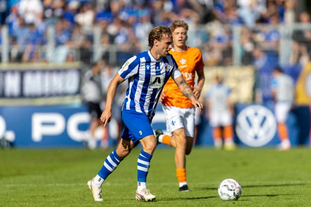 GER, Jena, Fussball, DFB-Pokal, 1. Hauptrunde, FC Carl-Zeiss Jena vs. SV Darmstadt 98 im Bild v.l.: Nils Butzen (FC Carl-Zeiss Jena 26), Aktion mit Ball 23.08.2026, Ernst Abbe Sportfeld Jena DFB REGULATIONS PROHIBIT ANY USE OF PHOTOGRAPHS AS IMAGE SEQUENCES AND OR QUASI-VIDEO, *** GER, Jena, Soccer, DFB Cup, 1st Round, FC Carl Zeiss Jena vs. SV Darmstadt 98; pictured, from left: Nils Butzen (FC Carl Zeiss Jena, 26), in action with the ball, August 23, 2026, Ernst Abbe Sportfeld, Jena. DFB regulations prohibit any use of photographs as image sequences and or quasi-video, Copyright: HMBxMedia PaulxFritz