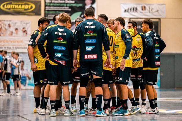 Die Spieler der Rhein Neckar Löwen stehen in einem engen Kreis zusammen und besprechen sich in der Sporthalle Ost Kornwestheim. Im Hintergrund sind Spieler des SV Salamander Kornwestheim zu sehen. Rhein Neckar Löwen in der Mannschaftsbesprechung in Kornwestheim *** The Rhein Neckar Löwen players are standing in a tight circle, discussing strategy at the Sporthalle Ost in Kornwestheim. Players from SV Salamander Kornwestheim can be seen in the background. The Rhein Neckar Löwen during their team meeting in Kornwestheim Copyright: xspeedshotx xDorianfrickx