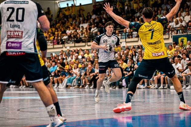 Finn Joneleit ( 69; SV Salamander Kornwestheim) trägt den Ball im Angriff und sucht eine Anspielstation, während Robert Timmermeister ( 7; Rhein Neckar Löwen) mit erhobener Hand den Weg versperrt. Im Hintergrund verfolgt eine gut gefüllte Sporthalle Ost Kornwestheim das Duell. Finn Joneleit ( 69; SV Salamander Kornwestheim) im Angriff gegen Robert Timmermeister *** Finn Joneleit 69 of SV Salamander Kornwestheim carries the ball on the attack and looks for a teammate to pass to, while Robert Timmermeister 7 of the Rhein Neckar Löwen blocks his path with his hand raised. In the background, a packed Sporthalle Ost Kornwestheim watches the duel between Finn Joneleit 69 of SV Salamander Kornwestheim on offense and Robert Timmermeister Copyright: xspeedshotx xDorianfrickx