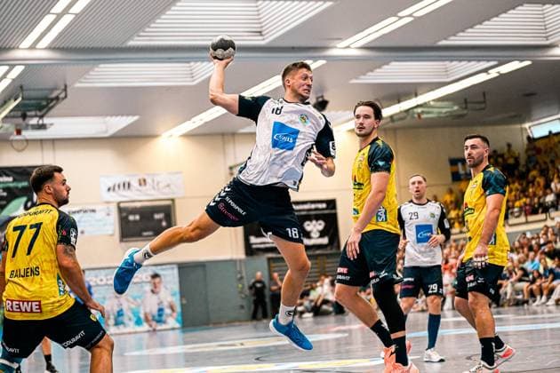 Felix Kazmeier ( 18; SV Salamander Kornwestheim) springt hoch und holt zum Wurf aus, während Spieler der Rhein Neckar Löwen – darunter Dani Baijens ( 77) und David Spath ( 29) – die Szene beobachten. Jannik Kohlbacher ( 80; Rhein Neckar Löwen) und Robert Timmermeister ( 7; Rhein Neckar Löwen) stehen in der Abwehr. Felix Kazmeier ( 18; SV Salamander Kornwestheim) beim Sprungwurf gegen Rhein Neckar Löwen *** Felix Kazmeier 18 of SV Salamander Kornwestheim jumps high and winds up for a shot, while players from the Rhein Neckar Löwen—including Dani Baijens 77 and David Spath 29 —watch the action. Jannik Kohlbacher 80 of the Rhein Neckar Löwen and Robert Timmermeister 7 of the Rhein Neckar Löwen are on defense as Felix Kazmeier 18 of SV Salamander Kornwestheim attempts a jump shot against the Rhein Neckar Löwen Copyright: xspeedshotx xDorianfrickx