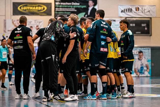Die Rhein Neckar Löwen versammeln sich während einer Auszeit in der Sporthalle Ost Kornwestheim zu einer Mannschaftsbesprechung. Gino Steenaerts steht im Kreis der Mitspieler, einzelne Spieler in gelb-dunkelblauen Trikots sind ebenfalls sichtbar. Gino Steenaerts ( 14; Rhein Neckar Löwen) in der Mannschaftsbesprechung *** The Rhein-Neckar Löwen gather for a team meeting during a timeout at the Sporthalle Ost in Kornwestheim. Gino Steenaerts stands in a circle with his teammates, and several players in yellow and dark blue jerseys are also visible. Gino Steenaerts (No. 14) of the Rhein-Neckar Löwen is in the team meeting Copyright: xspeedshotx xDorianfrickx