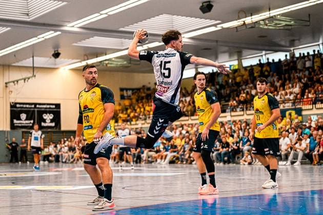 Tim Zeppmeisel ( 15; SV Salamander Kornwestheim) zieht in der vollbesetzten Sporthalle Ost Kornwestheim zum Sprungwurf hoch, der Ball ist bereits in der Wurfhand. Jannik Kohlbacher ( 80; Rhein Neckar Löwen) und weitere Löwen-Spieler beobachten die Aktion aus dem Hintergrund. Tim Zeppmeisel ( 15; SV Salamander Kornwestheim) beim Sprungwurf gegen Rhein Neckar Löwen *** Tim Zeppmeisel 15 of SV Salamander Kornwestheim rises for a jump shot in the packed Sporthalle Ost in Kornwestheim, the ball is already in Jannik Kohlbacher’s (No. 80, Rhein Neckar Löwen) shooting hand, and other Löwen players watch the action from the background as Tim Zeppmeisel (No. 15, SV Salamander Kornwestheim) attempts a jump shot against the Rhein Neckar Löwen Copyright: xspeedshotx xDorianfrickx