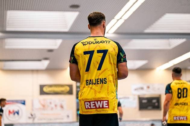 Dani Baijens ( 77; Rhein Neckar Löwen) steht mit dem Rücken zur Kamera in der Sporthalle Ost Kornwestheim. Im Hintergrund ist Jannik Kohlbacher ( 80; Rhein Neckar Löwen) unscharf zu erkennen. Dani Baijens ( 77; Rhein Neckar Löwen) von hinten in der Sporthalle *** Dani Baijens (77, Rhein Neckar Löwen) stands with his back to the camera in the Sporthalle Ost in Kornwestheim. In the background, Jannik Kohlbacher (80, Rhein Neckar Löwen) can be seen out of focus. Dani Baijens (77, Rhein Neckar Löwen) seen from behind in the Sporthalle Copyright: xspeedshotx xDorianfrickx