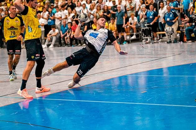 Moritz Lanig ( 20; SV Salamander Kornwestheim) zieht in einer dynamischen Sprungwurfbewegung ab, während Edwin Aspenbäck ( 78; Rhein Neckar Löwen) als Abwehrspieler im Hintergrund steht. Die Sporthalle Ost Kornwestheim ist mit zahlreichen Zuschauern gefüllt. Moritz Lanig ( 20; SV Salamander Kornwestheim) beim Sprungwurf gegen Rhein Neckar Löwen *** Moritz Lanig 20 of SV Salamander Kornwestheim takes off in a dynamic jump shot, while Edwin Aspenbäck 78 of the Rhein Neckar Löwen stands in the background as a defender. The Sporthalle Ost Kornwestheim is packed with spectators. Moritz Lanig 20 of SV Salamander Kornwestheim takes a jump shot against the Rhein Neckar Löwen Copyright: xspeedshotx xDorianfrickx