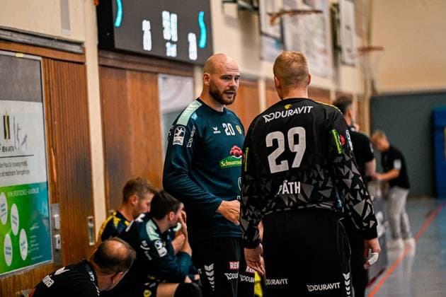 Mike Jensen ( 20; Rhein Neckar Löwen) steht an der Seitenlinie der Sporthalle Ost Kornwestheim und spricht mit David Spath ( 29; Rhein Neckar Löwen). Im Hintergrund sitzen weitere Spieler der Rhein Neckar Löwen auf der Bank. Mike Jensen ( 20; Rhein Neckar Löwen) im Gespräch mit David Spath ( 29) *** Mike Jensen (No. 20, Rhein Neckar Löwen) is standing on the sidelines of the Sporthalle Ost in Kornwestheim, talking to David Spath (No. 29, Rhein Neckar Löwen). In the background, other Rhein Neckar Löwen players are sitting on the bench. Mike Jensen (No. 20, Rhein Neckar Löwen) is talking to David Spath (No. 29). Copyright: xspeedshotx xDorianfrickx