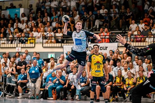 Marco Lantella ( 21; SV Salamander Kornwestheim) springt hoch und zieht zum Wurf ab, während Marius Steinhauser ( 19; Rhein Neckar Löwen) im Hintergrund beobachtet. Die Sporthalle Ost Kornwestheim ist mit zahlreichen Zuschauern gefüllt. Marco Lantella ( 21; SV Salamander Kornwestheim) beim Sprungwurf gegen Rhein Neckar Löwen *** Marco Lantella, No. 21 of SV Salamander Kornwestheim, jumps high and releases the shot, while Marius Steinhauser 19 of the Rhein Neckar Löwen watches in the background. The Sporthalle Ost Kornwestheim is packed with spectators. Marco Lantella 21 of SV Salamander Kornwestheim takes a jump shot against the Rhein Neckar Löwen. Copyright: xspeedshotx xDorianfrickx